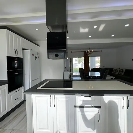 White House Luxury Mansion 4* 베렉